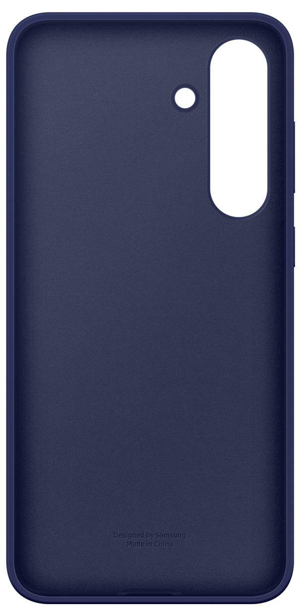 Egy sötétkék okostelefon tok kamera kivágással és dombornyomott 'Samsung által tervezve' felirattal.