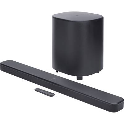 Egy karcsú fekete hangprojektor és hengeres mélynyomó távirányítóval, amely a modern otthoni audioberendezéseket mutatja be.