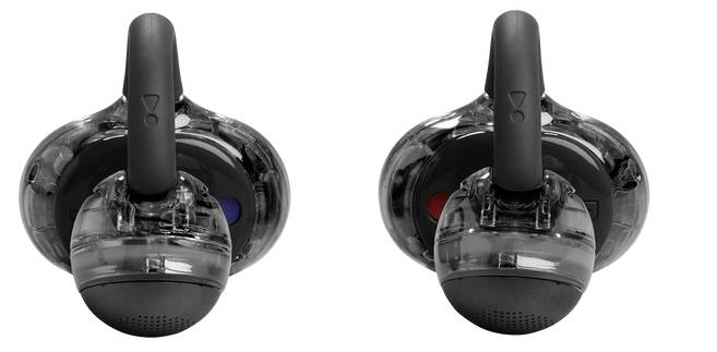 „Két átlátszó, vezetéknélküli fülhallgató oldalnézetből, az egyik kék belső résszel és a másik piros belső résszel, fehér háttér előtt."