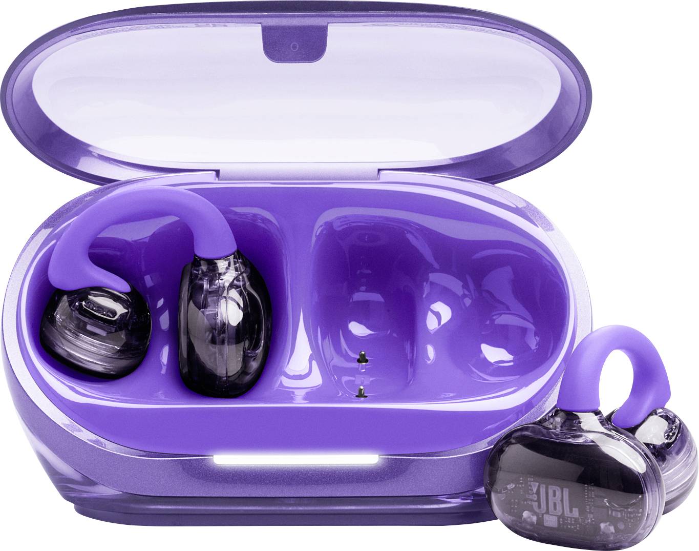 Lila színű vezeték nélküli fülhallgatók nyitott töltőtokkal, az egyik fülhallgató a tok mellett van elhelyezve.
