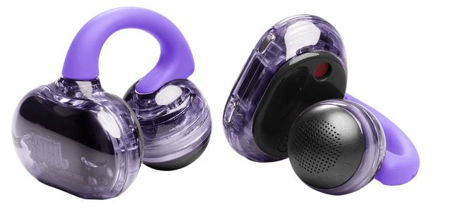 Lila vezeték nélküli fülhallgatók átlátszó testtel és fekete részletekkel, ergonomikus kialakítást és kompakt méretet mutatva hordozható audiózáshoz.