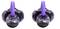 „Két lila és fekete fülhallgató átlátszó borítással, bal és jobb csatorna jelzésekkel, fehér háttér előtt."