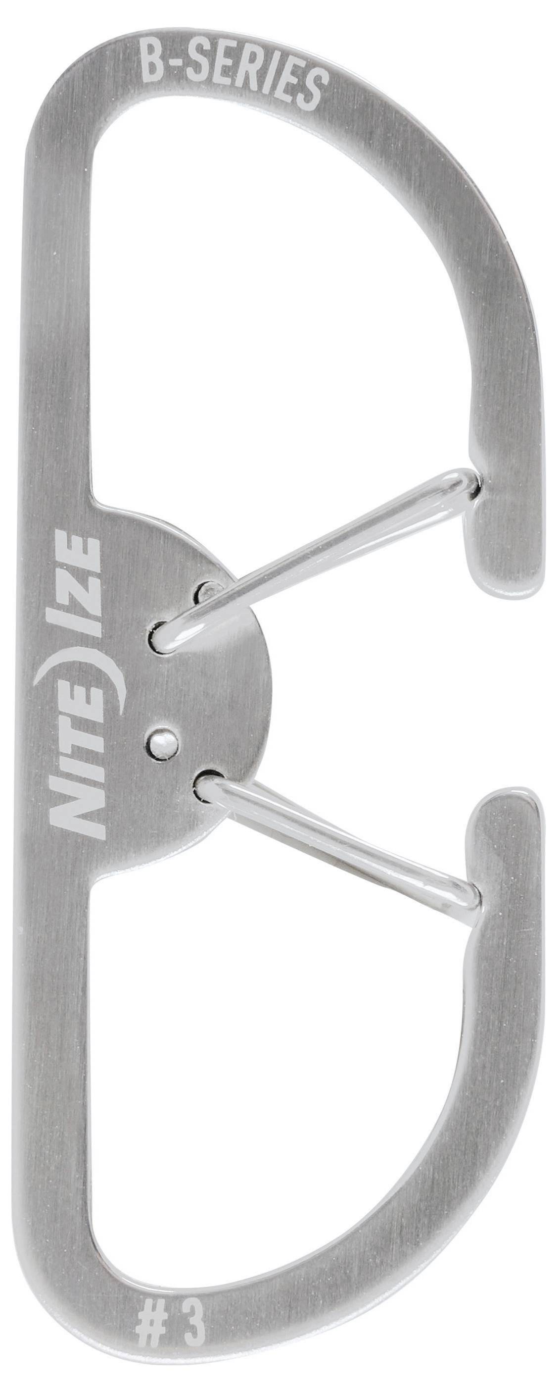 Egy ezüstszínű, dupla kapusú karabiner, amelyet 'Nite Ize B-Series #3' felirattal láttak el, S-alakú kialakítással, két horoggal és központi híddal.