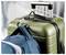 'Hátizsákkal felszerelt poggyászszett, zöld bőrönd fogantyújára akasztva, könnyű szállítást biztosító utazási akasztókapoccsal.'