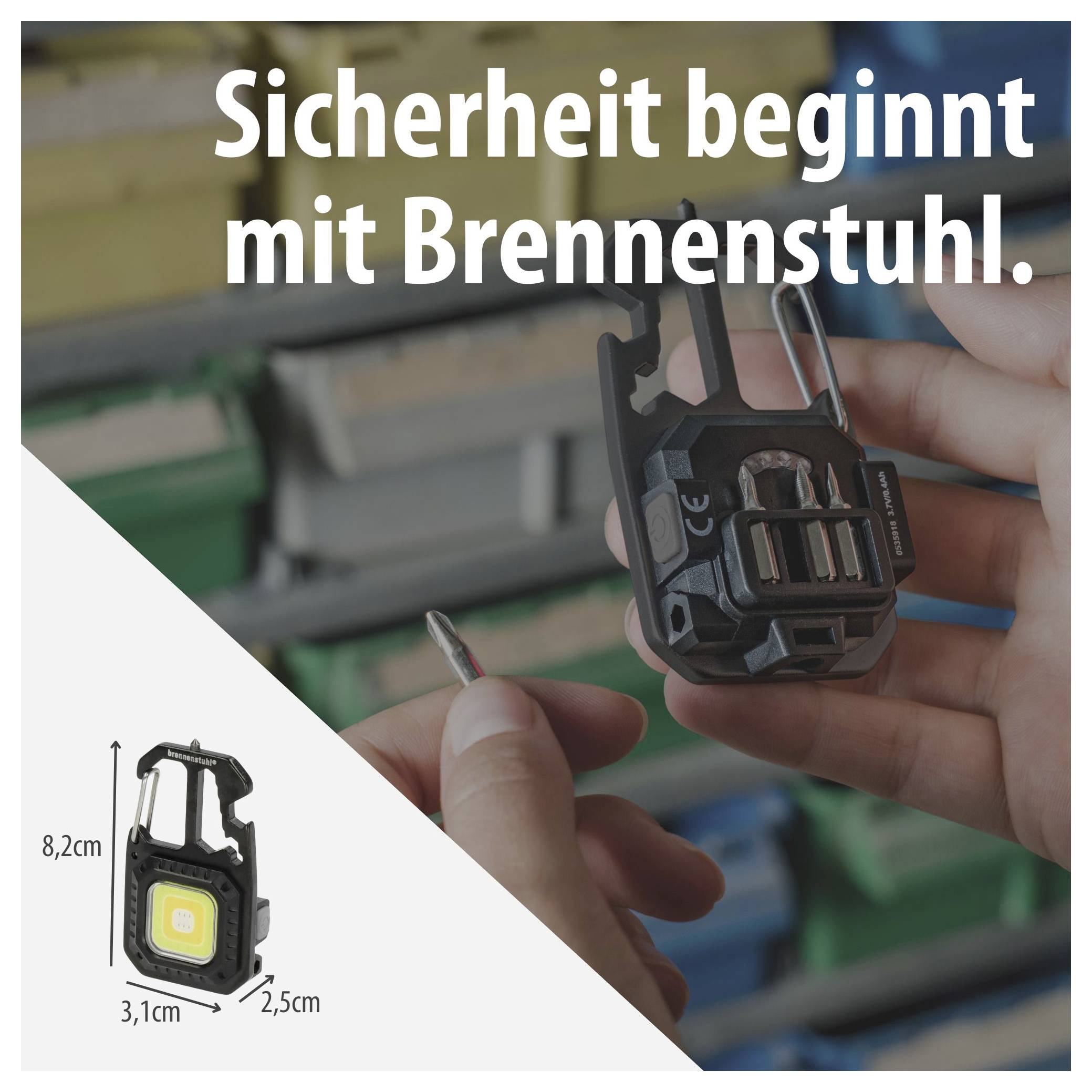 Brennenstuhl munkareflektor reklám; kéz tartja az eszközt, szöveg: "A biztonság a Brennenstuhltal kezdődik.", alul a termék méretei 8,2 cm, 3,1 cm, 2,5 cm.