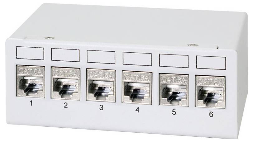 Hat Ethernet-porttal rendelkező hálózati patch panel, 1-től 6-ig számozva, mindegyik CAT6-ként megjelölve.