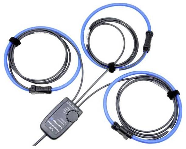 Egy áramváltó három hajlékony kék tekerccsel, amelyek egy digitális eszközhöz vannak csatlakoztatva, elektromos áramok mérésére használva.