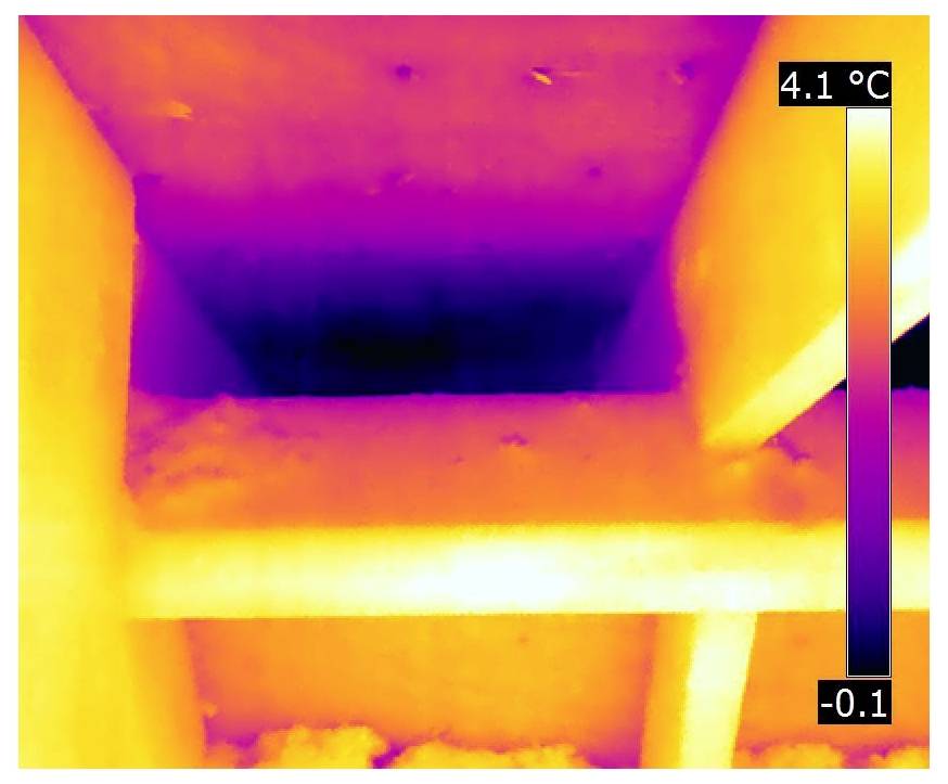 Hőkép, amely a felületi hőmérsékletet -0,1°C-tól 4,1°C-ig mutatja, kiemelve a hőeloszlást, ahol a melegebb területeket sárga, a hidegebb területeket lila színnel jelöli.