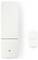 Egy fehér, téglalap alakú intelligens ajtóérzékelő, amelyhez egy kisebb kísérő darab tartozik, amelyet biztonsági rendszerben az ajtók vagy ablakok mozgásának észlelésére használnak.