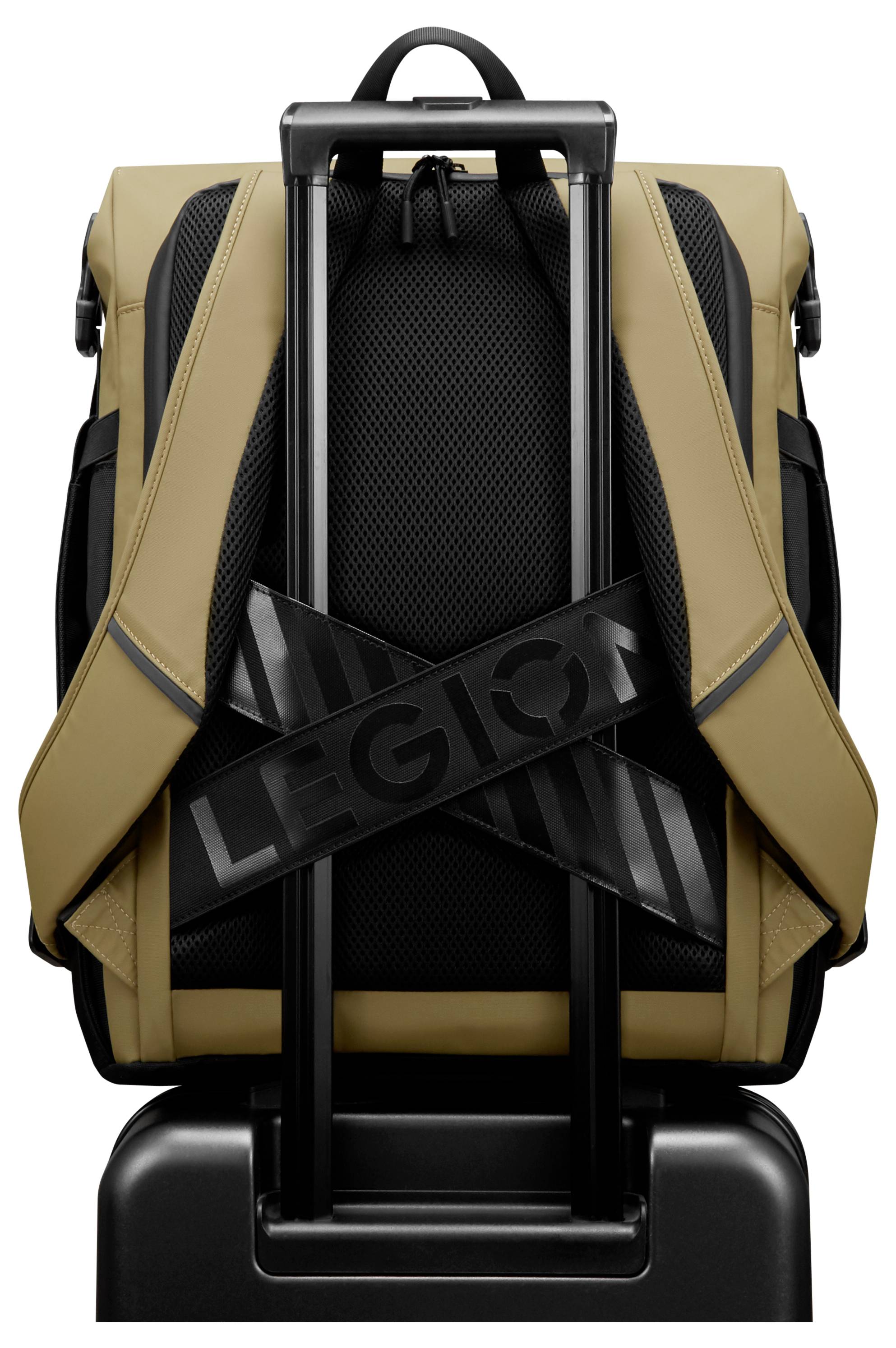 Egy barna hátizsák, amelyet a poggyászfogantyúhoz szíjakkal rögzítettek, hátulnézetben, a szíjakon „LEGION" felirattal, amely utazásra való felkészültséget jelez.