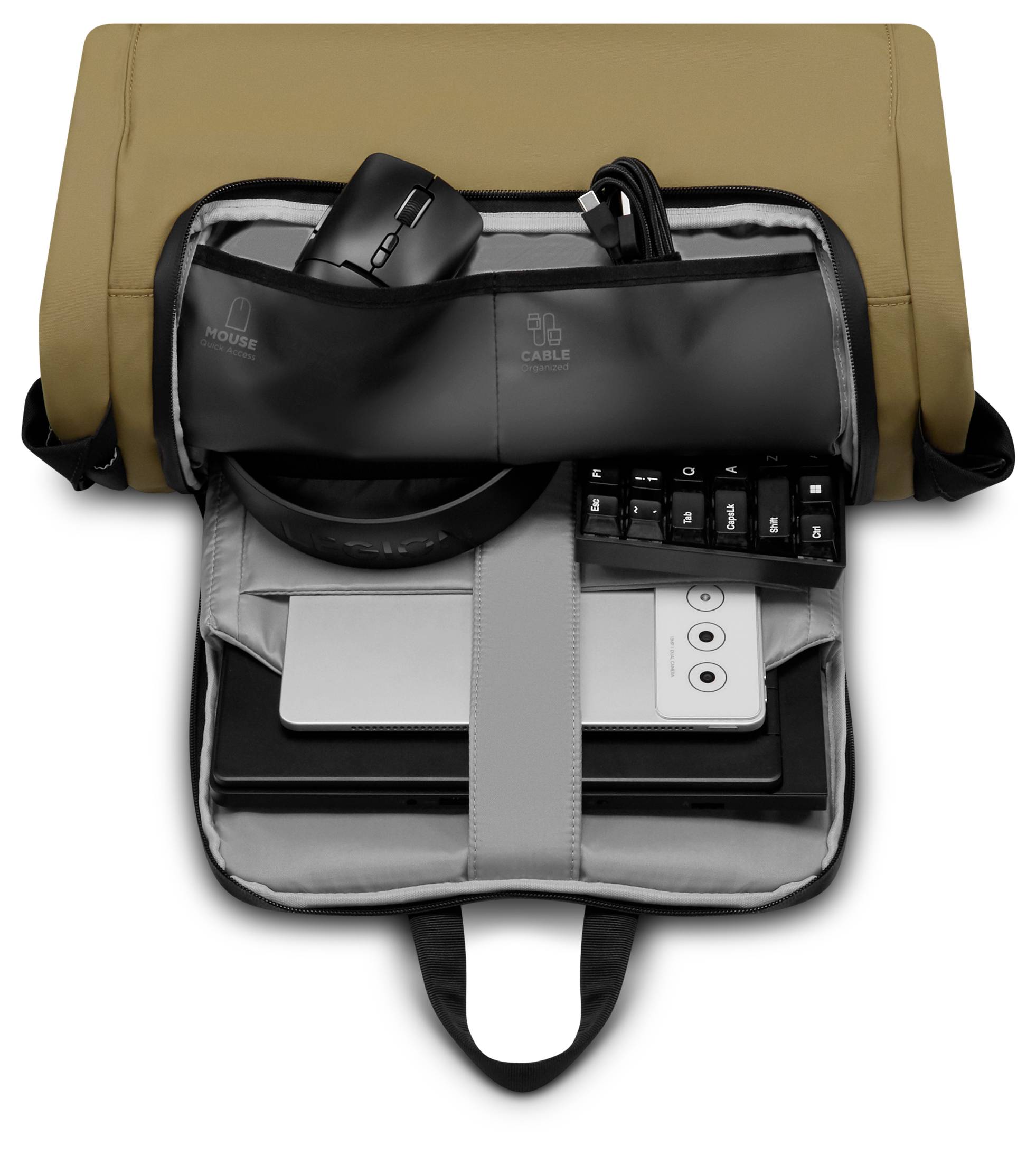 Egy nyitott hátizsák, amely rendezetten mutatja belső terét egy laptoppal, táblagéppel, egérrel, kábelekkel és fejhallgatóval, kihangsúlyozva a tárolókapacitást.