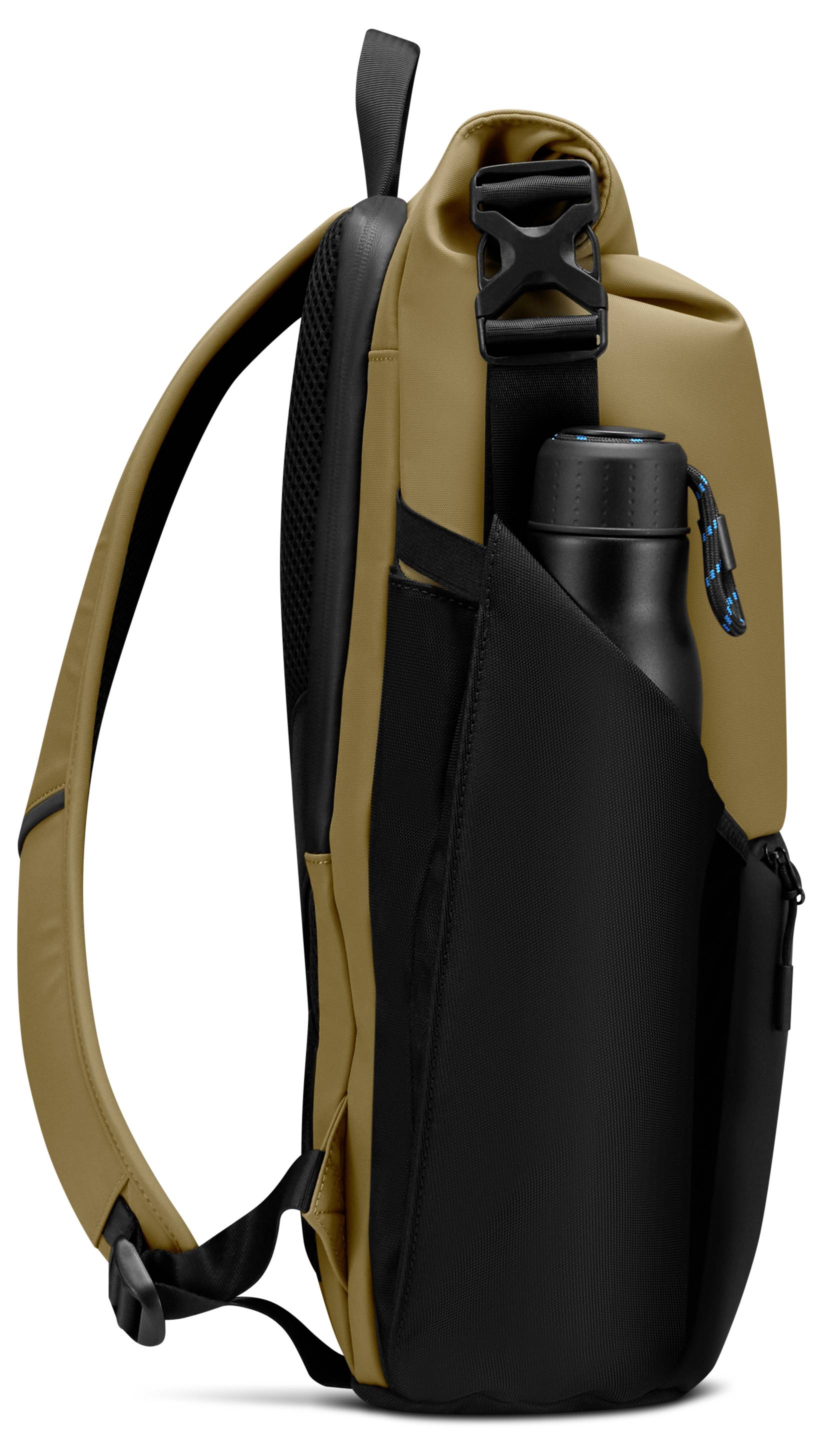 Egy barna és fekete hátizsák oldalnézete, amelynek az oldalzsebében egy kulacs látható. A hátizsáknak pántja és fogófüle van.