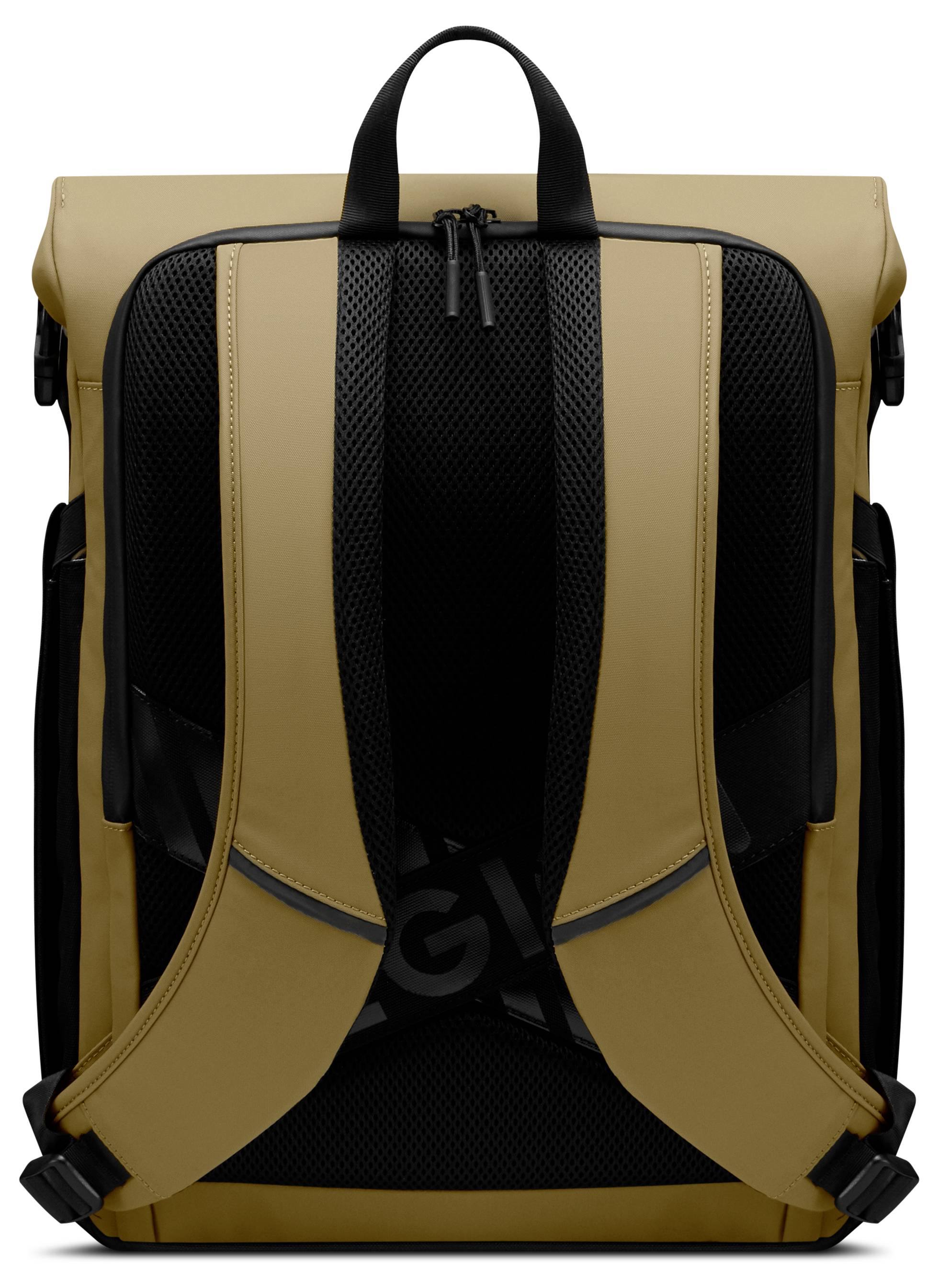 Egy bézs hátizsák fekete hátlappal és pántokkal, felső fogantyúval és oldalzsebekkel, kényelmes viselhetőség és praktikus tárolás céljából tervezve.