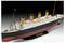 A RMS Titanic részletes modellje négy füstcsatornával, vörös hajótesttel és fehér felépítménnyel, állványon kiállítva.