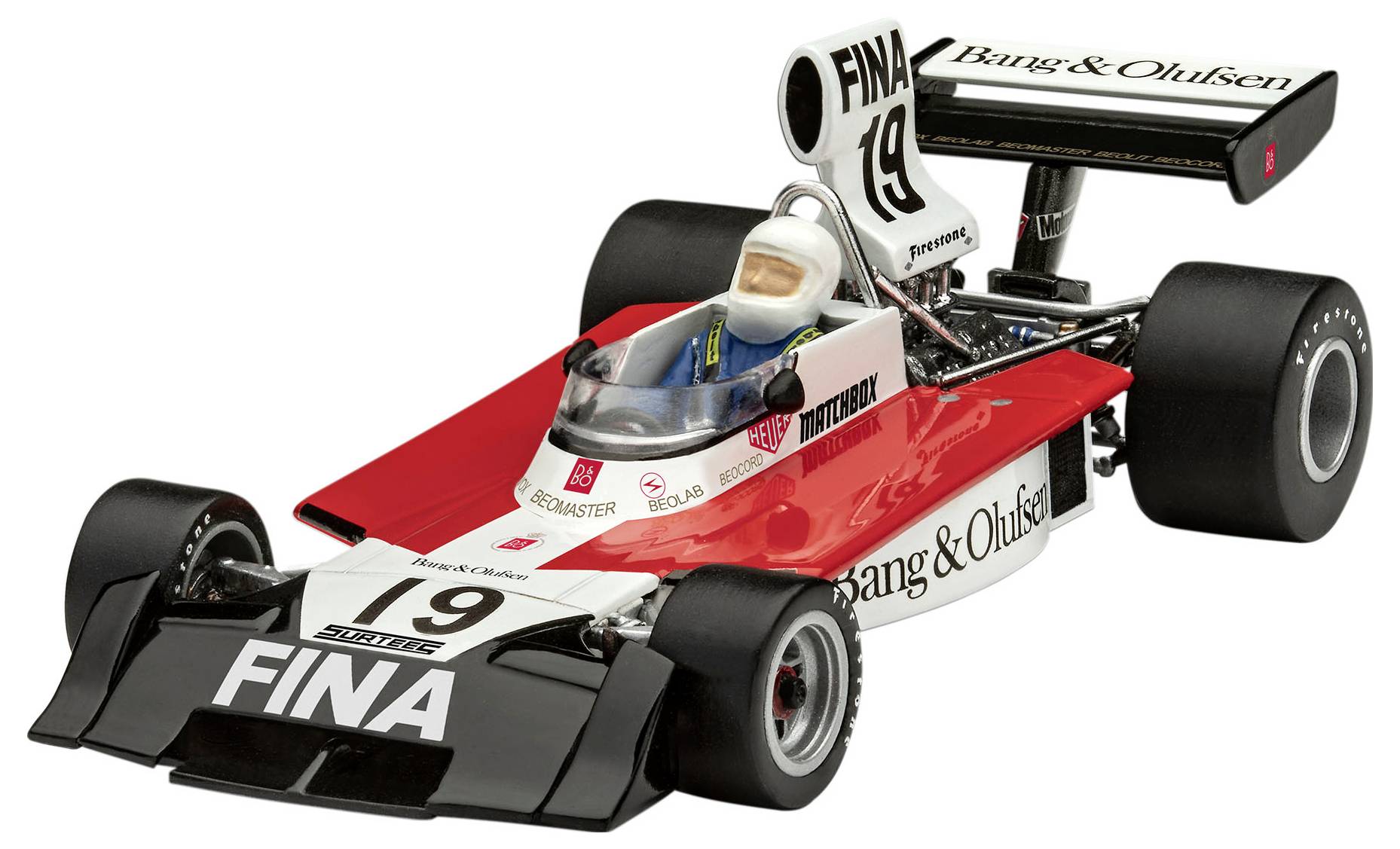 Egy vintage Formula versenyautó a 19-es rajtszámmal, piros és fekete színösszeállításban, márkajelzésekkel, amelyben egy fehér overallt viselő versenyző ül.