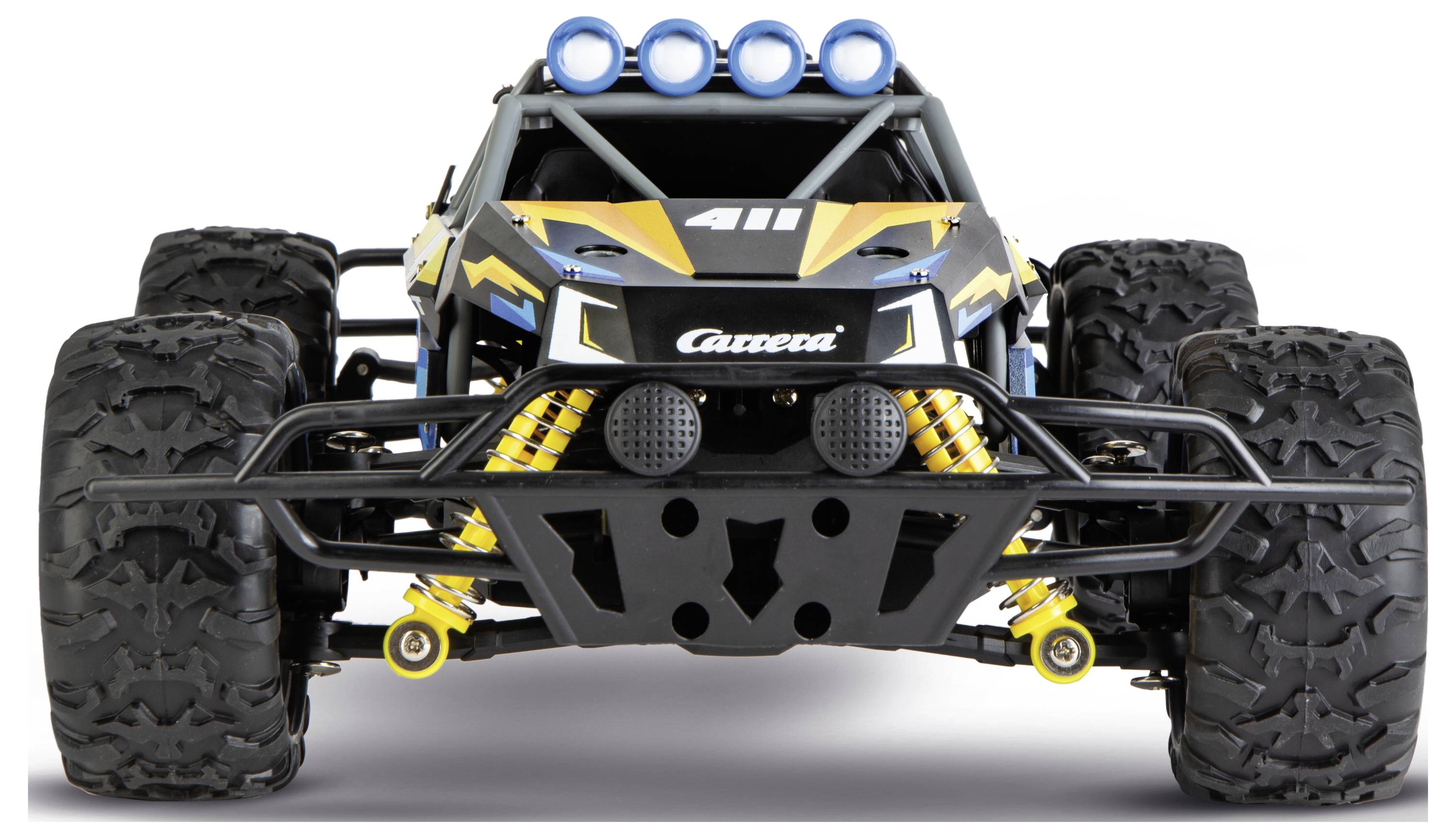 Egy fekete és sárga távirányítós terepjáró autó nagy, durva mintázatú kerekekkel és első felfüggesztéssel, elölnézetből.
