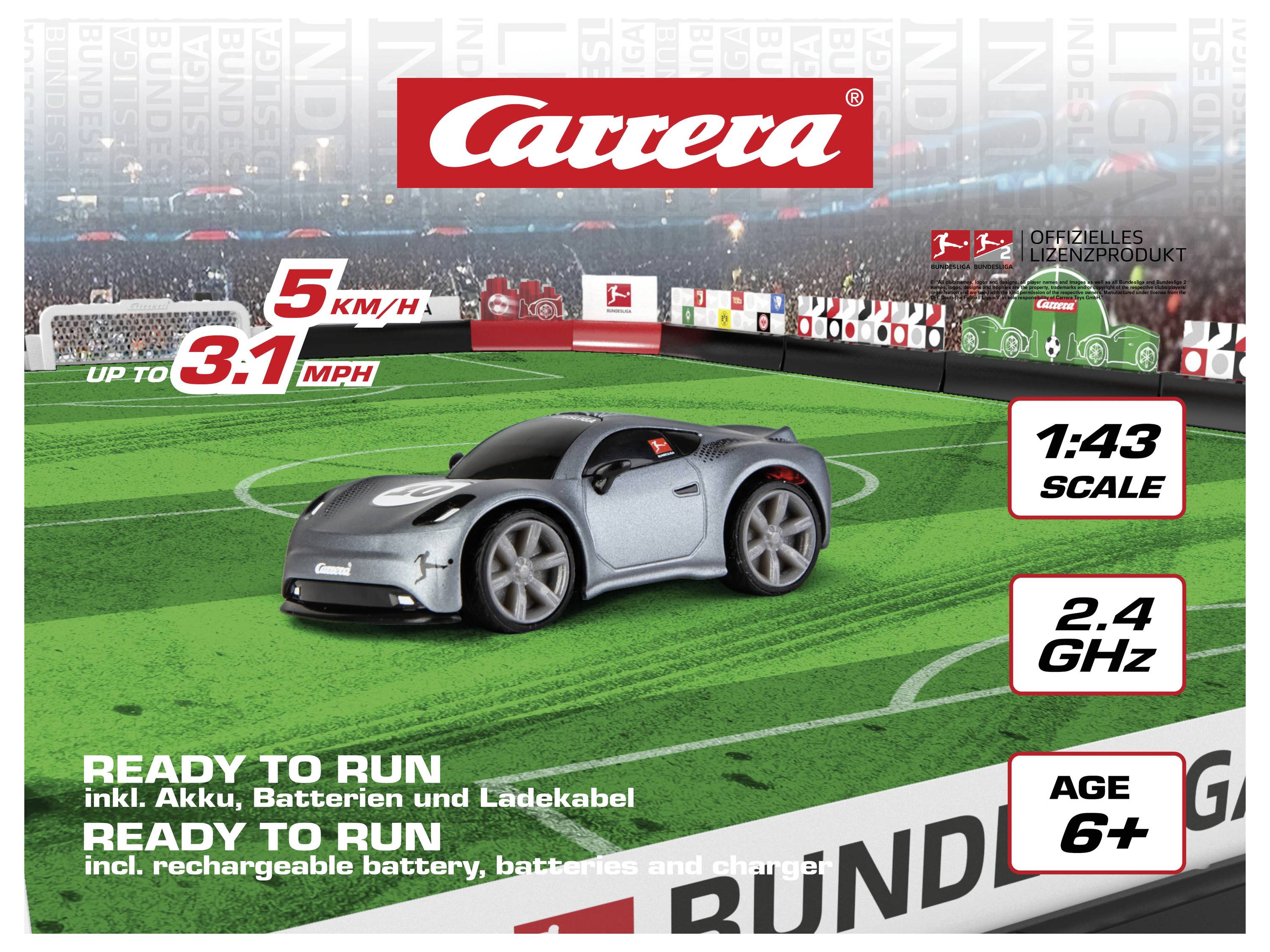 'Carrera' játékautó csomag, amely egy ezüst színű távirányítós autót ábrázol versenypálya háttérrel. Főbb jellemzők: 5 km/h sebesség, 1:43 méretarány, 2,4 GHz-es frekvencia, és 6+ éves korosztály ajánlott.