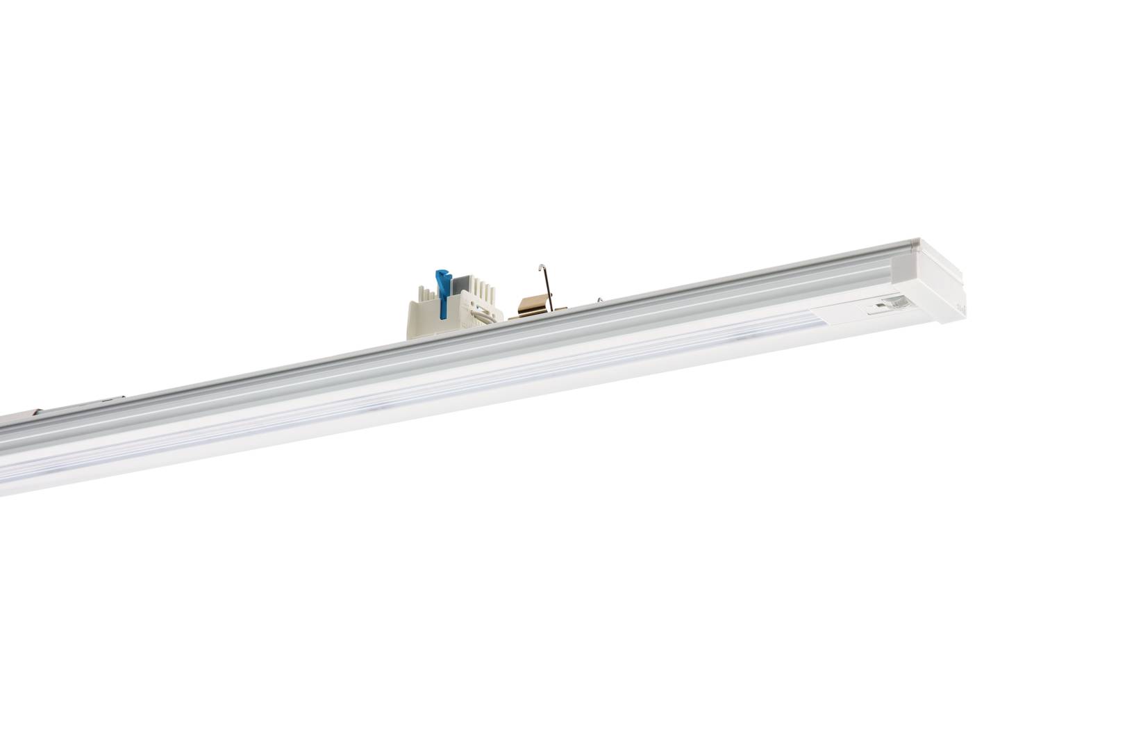 Lineáris LED-es fényelzáró, fehér házatással és szerelési hardverrel, egyszerű háttér előtt mutatva.