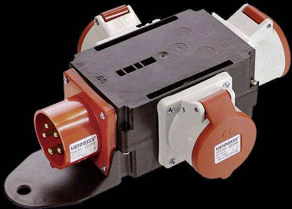 Nehéz kivitelű elektromos elosztóblokk több piros és fehér csatlakozóhellyel és dugóval, ipari használatra tervezve.