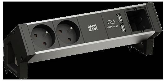 „Bachmann" elosztó két európai aljzattal, két „USB Charger" feliratú USB porttal és egy hálózati csatlakozóval fém állványon.