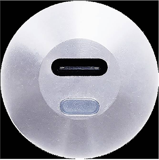 Egy fém felületen egy kerek gomb közeli képe, két vízszintes nyílással, amely egy bekapcsológombra és aktivitásmutatóra hasonlít.