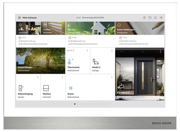 Egy személy térdel, hogy egy elegáns, téglalap alakú elektronikai eszközt egy szekrénybe helyezzen a TV alatt, közelében könyvek és dekoratív tárgyak vannak.