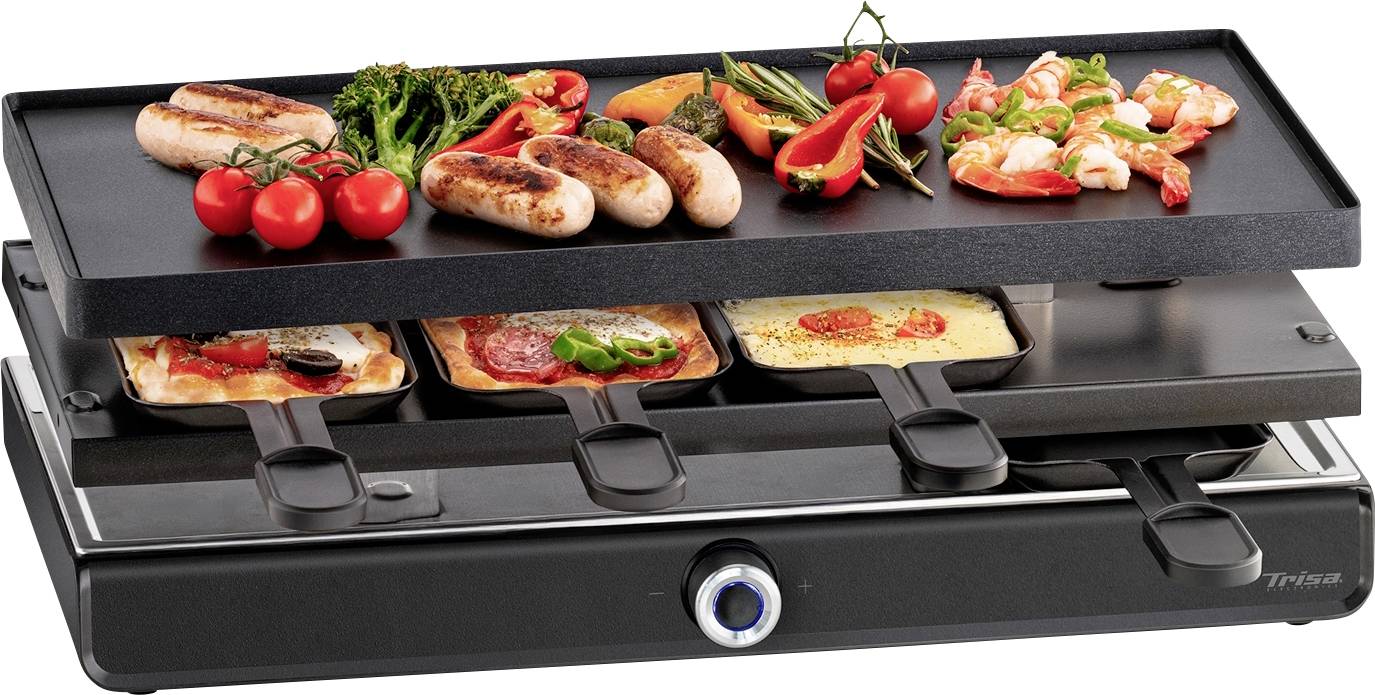 Négy személy számára alkalmas raclette grill, amelyen különböző zöldségfélék, virslik, garnélarákok és feltétekkel megrakott kis serpenyők vannak egy forró lapon.