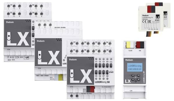 Theben ipari vezérlőmodulok, címkékkel és csatlakozási portokkal ellátva, beleértve a KNX-technológiás LUXORliving modelleket.