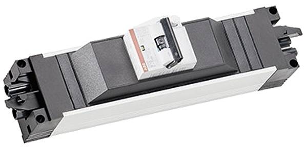 Egy téglalap alakú, moduláris elektromos alkatrész fekete alappal és egy piros feliratú központi kapcsolóval. Egy megszakítónak tűnik.