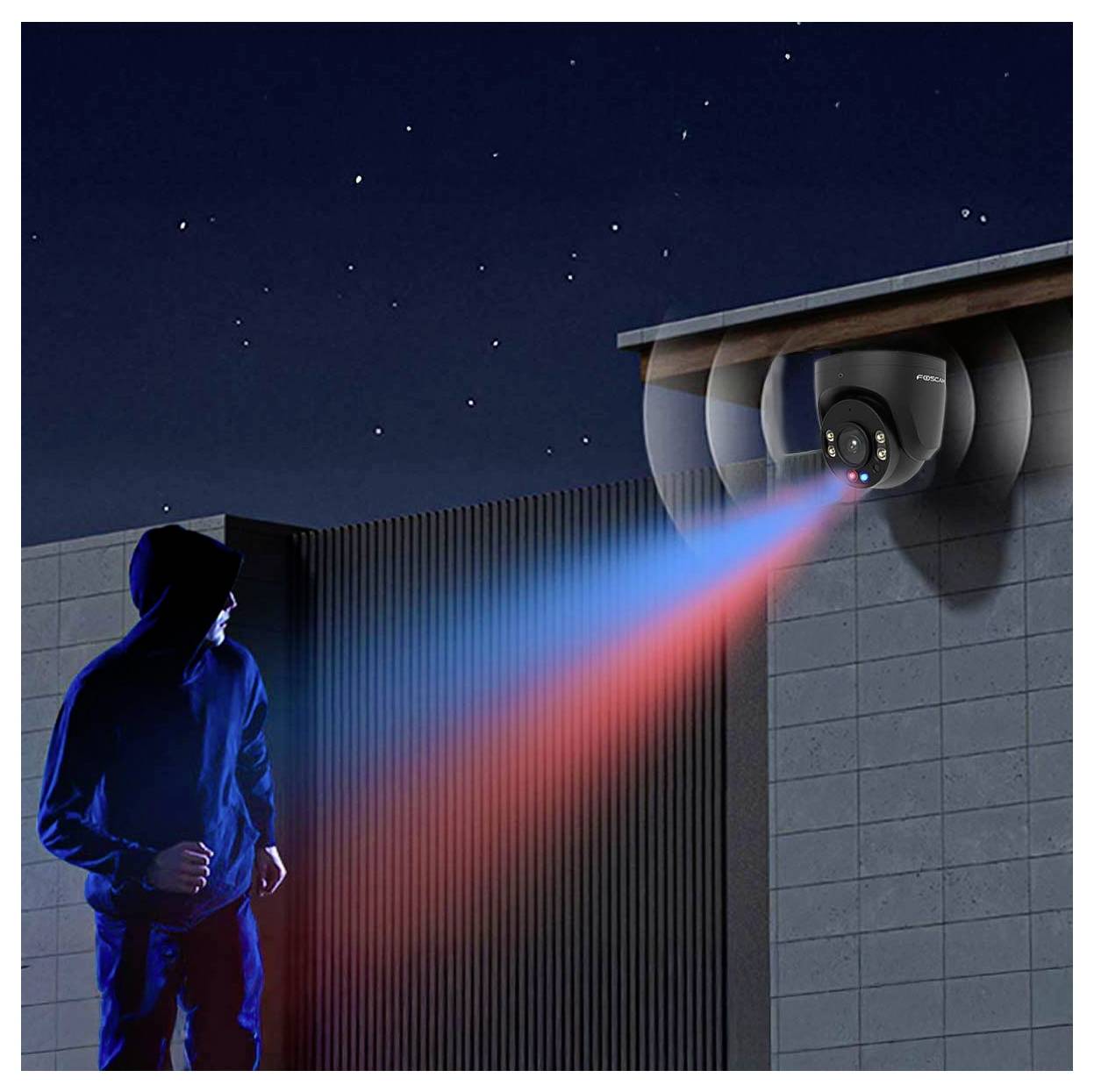 Egy sötét ruhás személy közeledik egy épület felé éjszaka. A biztonsági kamera kék és piros fényt bocsát ki, jelezve az észlelést.