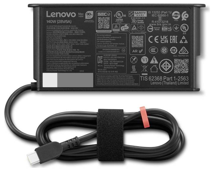 Lenovo 140W USB-C hálózati adapter csatlakoztatott kábellel, nemzetközi használatra vonatkozó specifikációkkal és biztonsági tanúsítási logókkal körülvéve.