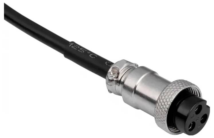 Egy közelkép egy fekete, ipari minőségű kábelről egy fém csatlakozóval. A csatlakozón három csatlakozási pont található, és egy rögzítőgyűrű védi.