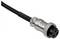 Egy közelkép egy fekete, ipari minőségű kábelről egy fém csatlakozóval. A csatlakozón három csatlakozási pont található, és egy rögzítőgyűrű védi.