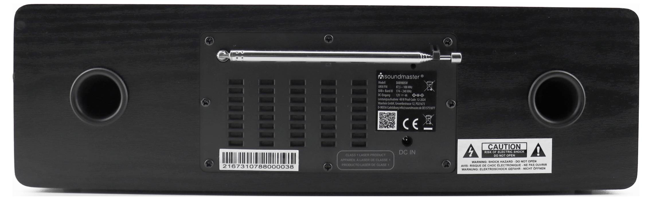 Egy fekete hangeszköz hátulnézete szellőzőnyílásokat, műszaki specifikációval ellátott címkét és kihúzható antennát mutat.