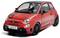 Egy piros Abarth autómodell, matt fekete skorpió matricával a motorháztetőn, fekete kerekekkel és 'ABARTH' rendszámmal, elölről-balról nézve.
