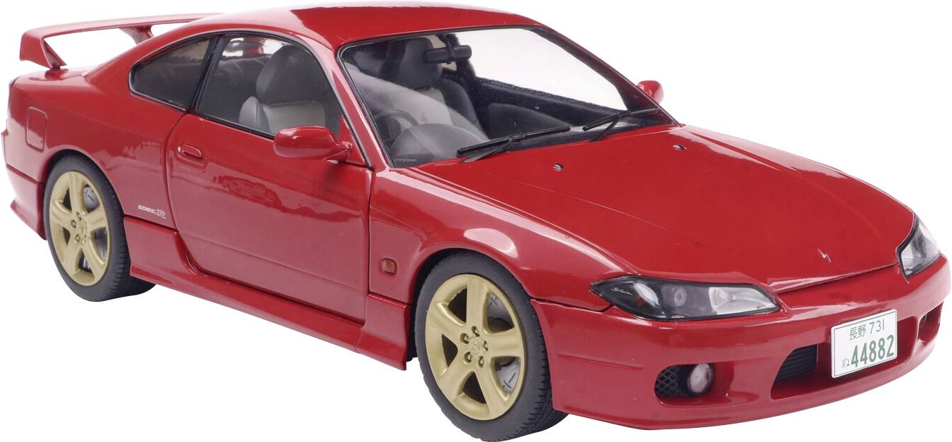 Egy piros sportautó formatervezett kivitelben, hátsó szárnyként funkcionáló spoilerrel és arany könnyűfém kerekekkel, első-oldalsó nézőpontból.