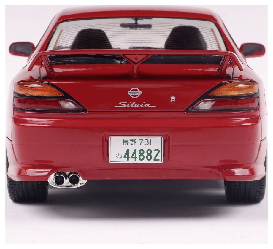 Egy piros sportautó hátulnézetben, Nissan logóval, 'Silvia' felirattal és '44882' rendszámtáblával.