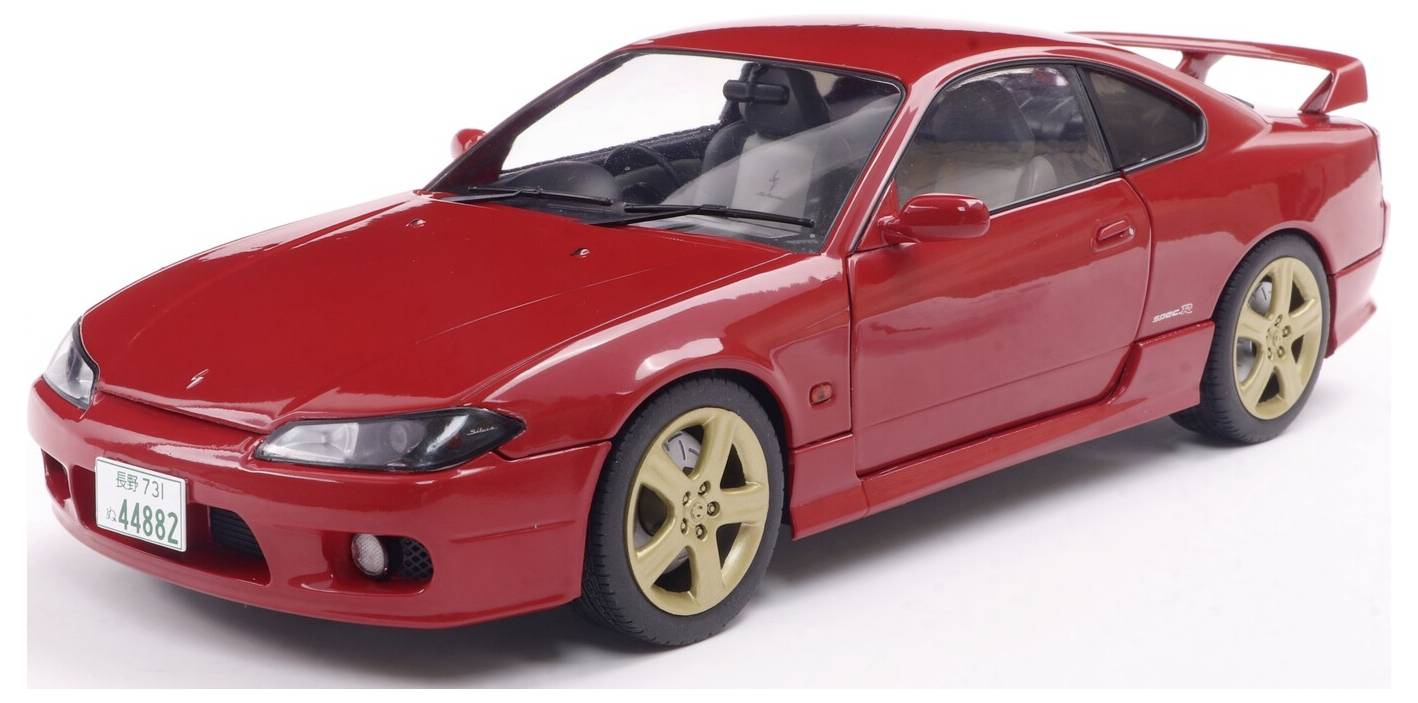 Egy piros sportautó modell arany kerekekkel és hátsó légterelővel. Az első rendszáma '4488Z'. Rendkívül részletgazdag megjelenésű.