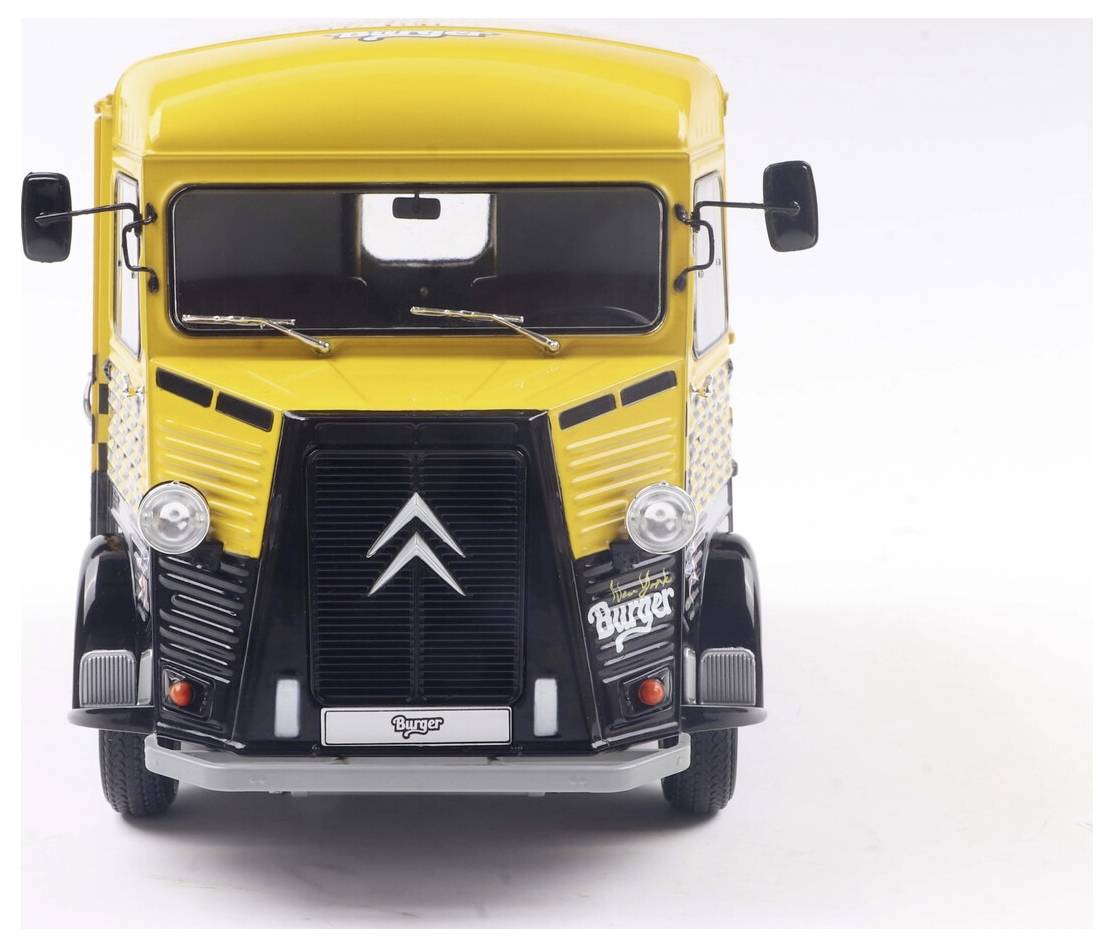 Egy vintage sárga ételbusz, amelynek az elejére klasszikus stílusban egy 'Burger' logó van festve, elölnézetben, fehér háttér előtt.