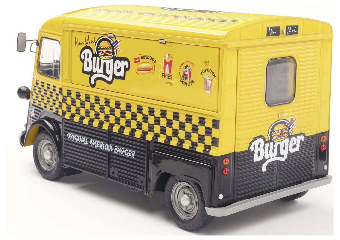 Sárga és fekete vintage ételbusz, sakktábla mintázattal, "Burger" felirattal. Ikonok láthatók rajta hot dogokról, sültburgonyáról, popcornról és italokról.