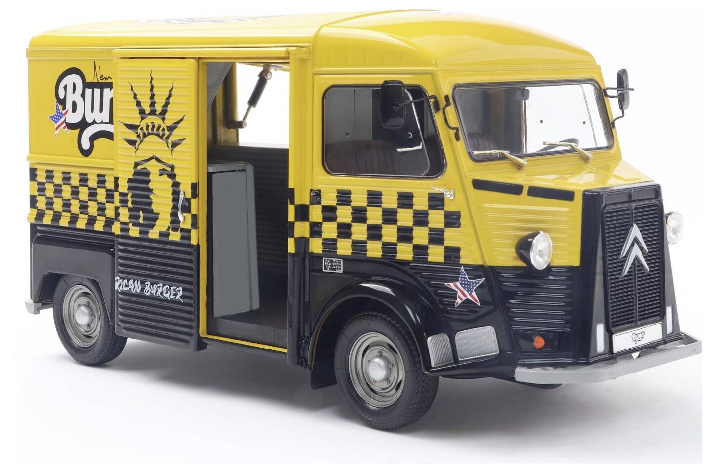 Egy régi sárga és fekete szállítójármű, rajta a 'Burger' felirat és egy Szabadság-szobor grafika. Az oldalajtó nyitva van, láthatóvá téve a belső teret.