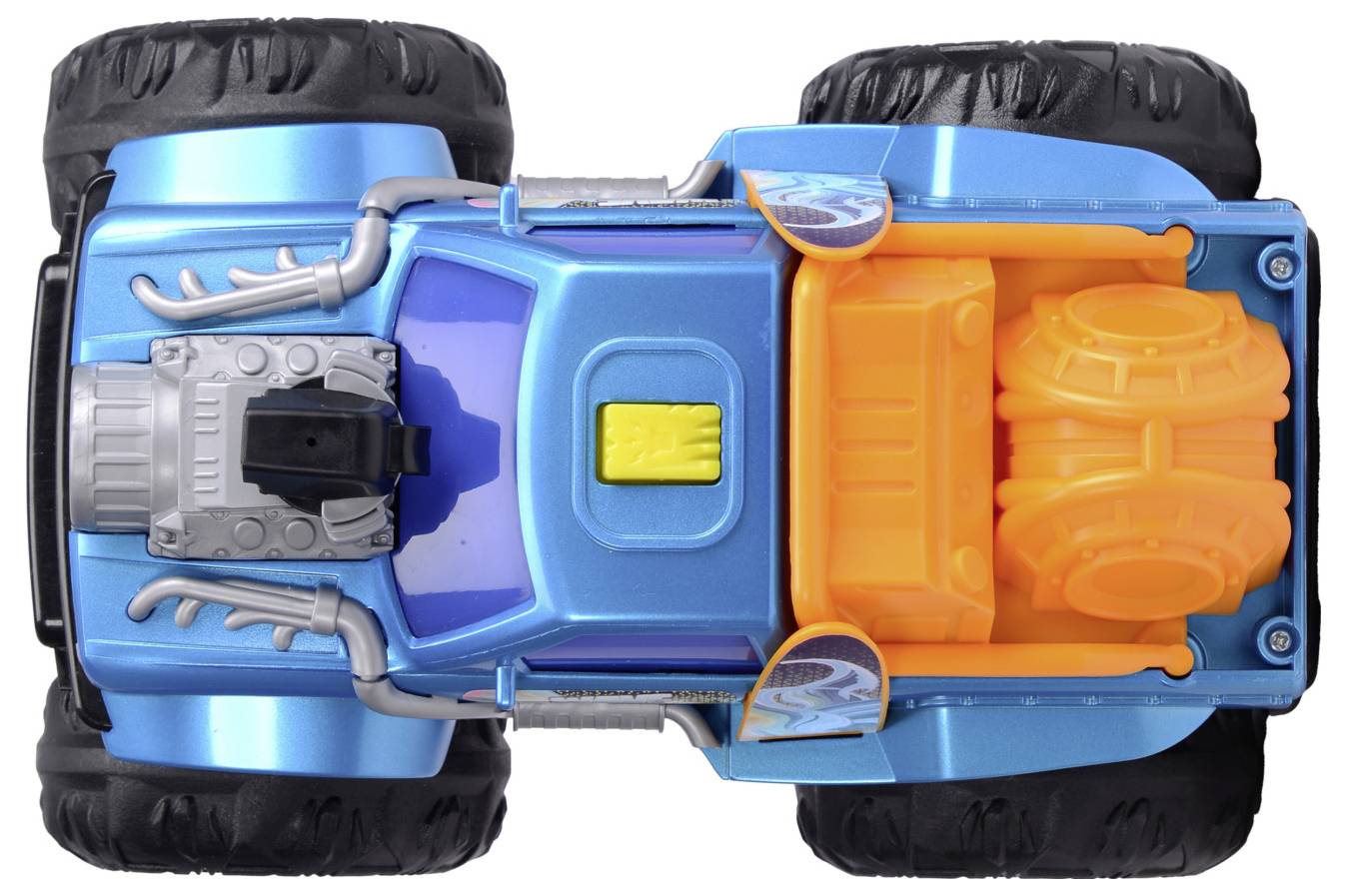 Felülnézetben egy játék monster truck, amelynek fémes kék a teste, nagy fekete kerekei vannak, és narancssárga hátsó rakodóterülete látható.