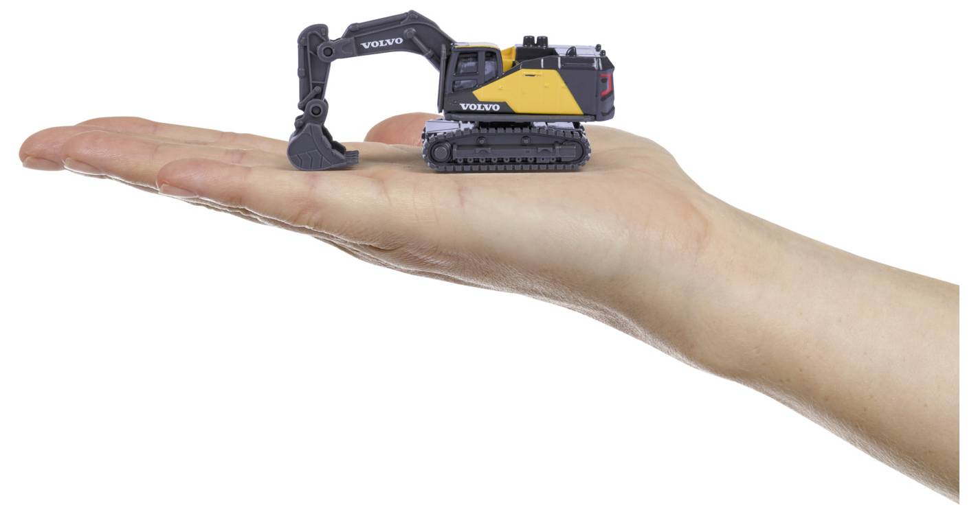 Egy kéz egy sárga és fekete Volvo márkájú markológép kicsinyített makettjét tartja.