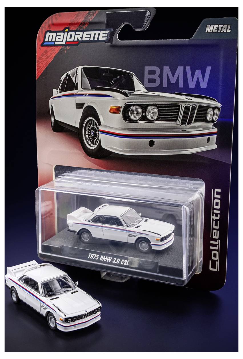 Egy 1975-ös BMW 3.0 CSL modell játék, amely csomagolásban kapható. A csomag tartalmaz egy képet az autóról. A játékautó fehér, piros és kék csíkokkal.