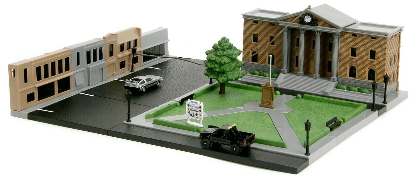 A town square kisméretű makettje, amelyen egy órás téglabíróság épülete, egy zöld parkterület, az úton autók és a környező épületek láthatók.