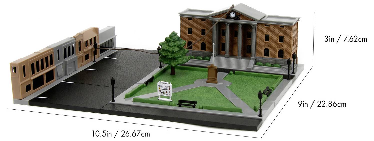 Egy 3D modell, amely egy óratornyos épülettel rendelkező városközpontot ábrázol, zöld parkterülettel, fával, táblával, padokkal és a szomszédos parkolóval.