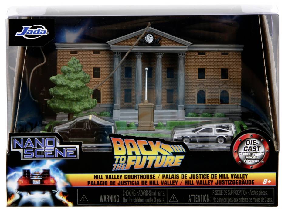 A 'Vissza a jövőbe' egy jelenetének modellje a Hill Valley Bíróságot ábrázolja egy DeLorean autóval, az épület ikonikus homlokzata előtt.