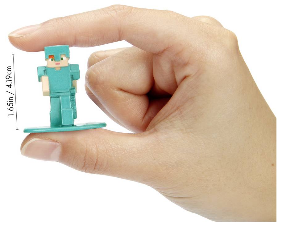 'Egy kéz egy kis játékfigurát tart, amelynek teal színű ruhája van. A figura 1,65 hüvelyk vagy 4,19 cm magas.'