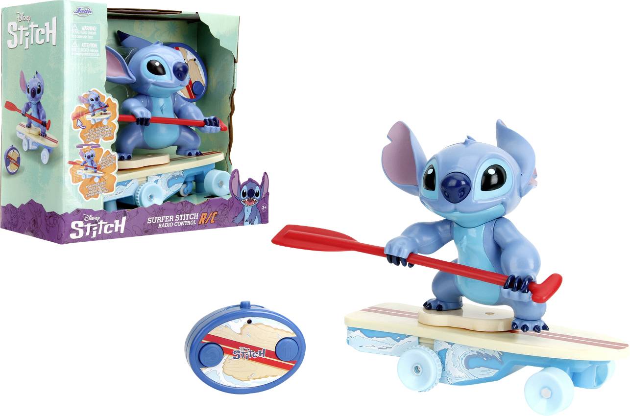 Egy kék idegen játékfigura, Stitch, egy szörfdeszkán áll, miközben egy piros evezőlapátot tart a kezében. A csomagolás és egy távirányító is látható a képen.