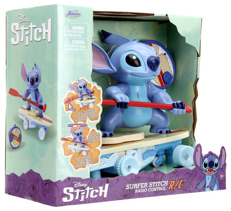 Egy játékdoboz, amelyben 'Szörfös Stitch' gördeszkán ül egy evezővel, ami rádiós távirányítós funkcióra utal, 3 éves kor feletti gyermekeknek.